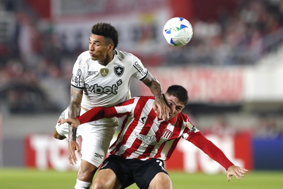 Igor Jesus em Estudiantes x Botafogo — Foto: EFE/ Demian Alday Estevez