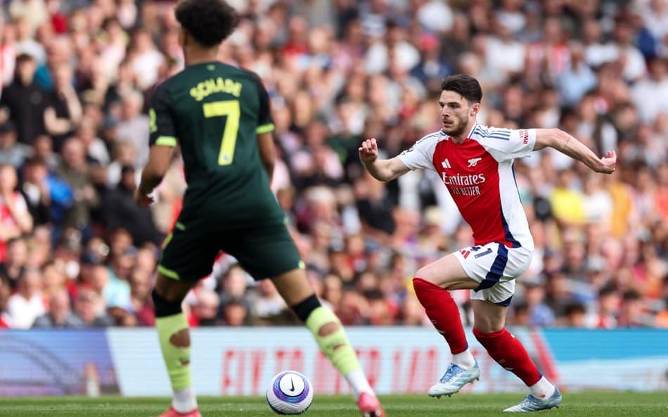 Declan Rice em ação no duelo entre Arsenal e Brentford pela Premier League