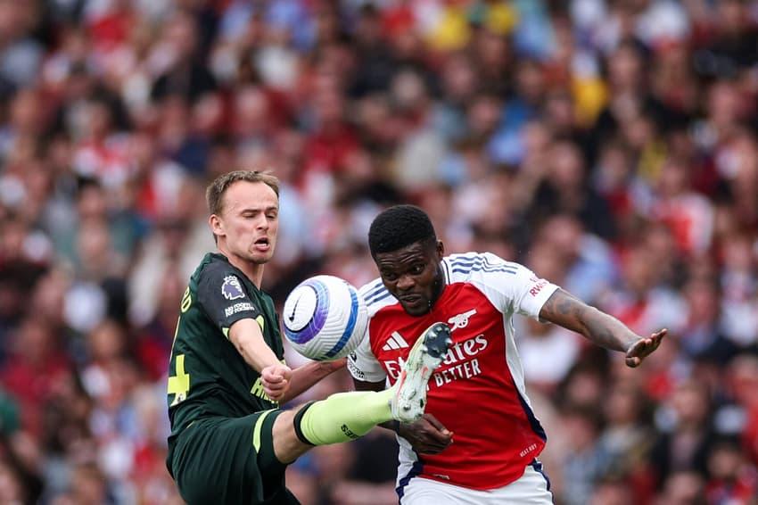 Partey e Damsgaard disputam bola em Arsenal x Brentford