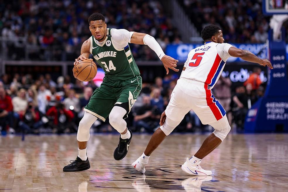 Giannis Antetokounmpo dribla Malik Beasley em Bucks x Pistons