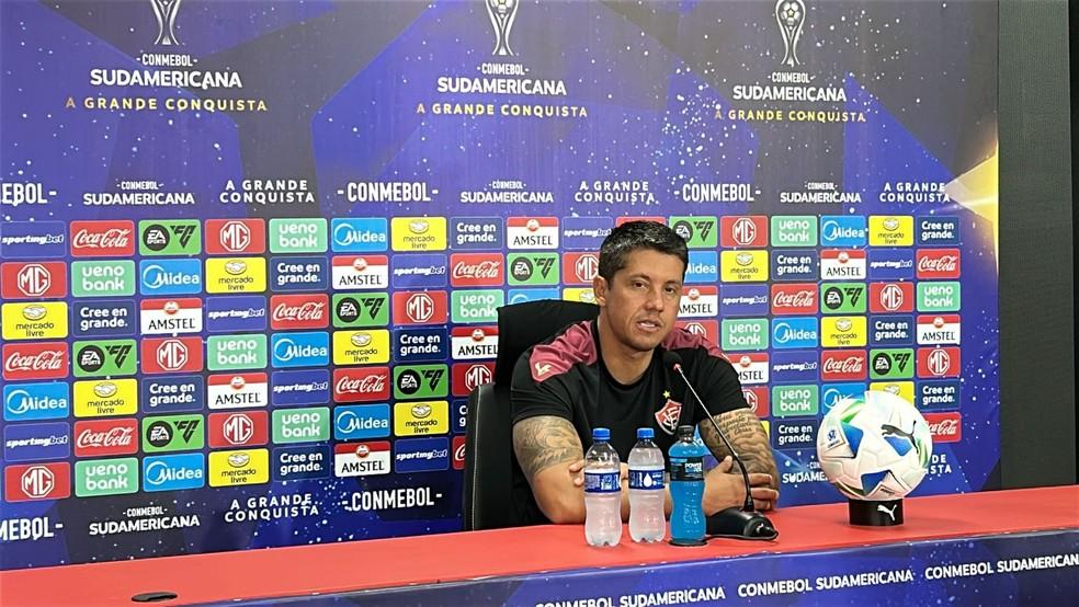 Thiago Carpini concede entrevista coletiva depois de Vitória 0 x 1 Cerro Largo, pela Copa Sul-Americana