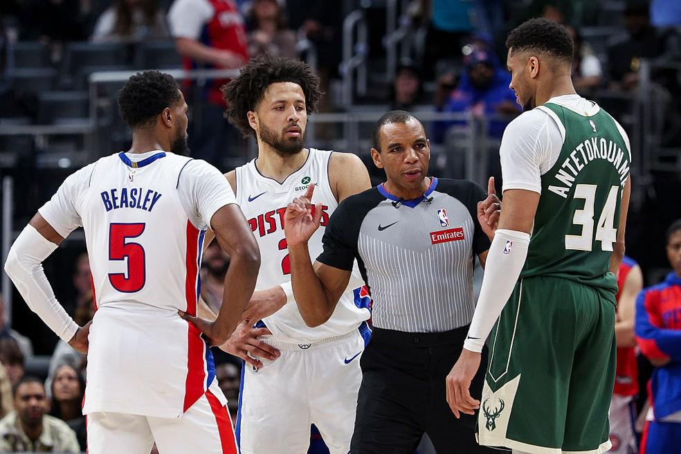 Árbitro encerra discussão entre Malik Beasley e Antetokounmpo