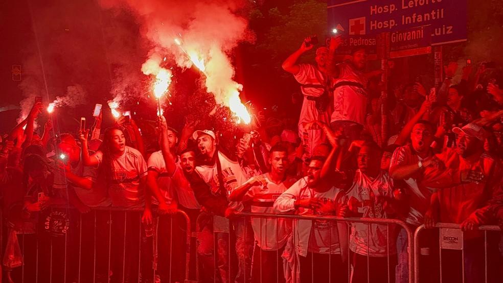 Torcida do São Paulo à espera do ônibus no Morumbis — Foto: Marcelo Braga