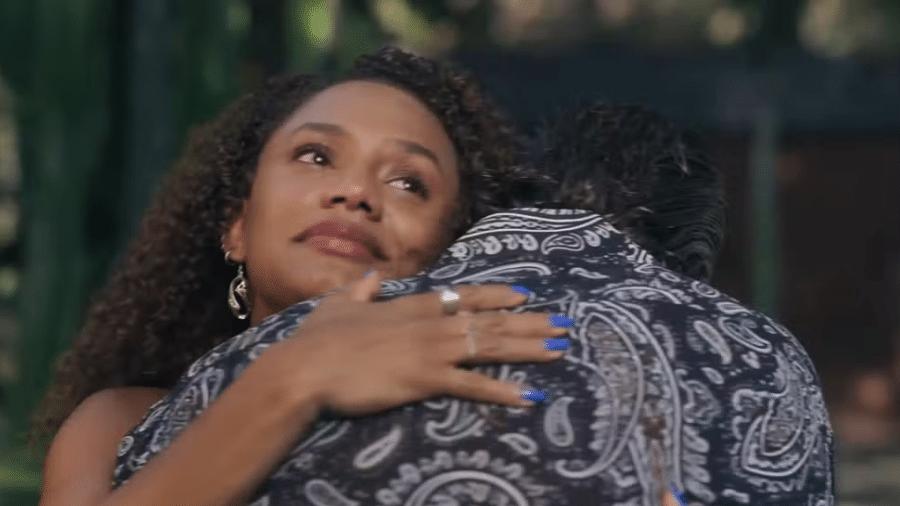 Madá (Jéssica Ellen) e Osmar (Milhem Cortaz) se abraçam em 'Volta por Cima'.