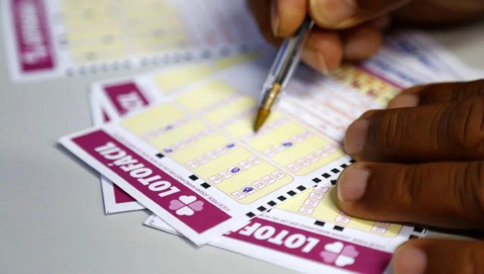 Apostador marcando números da Lotofácil