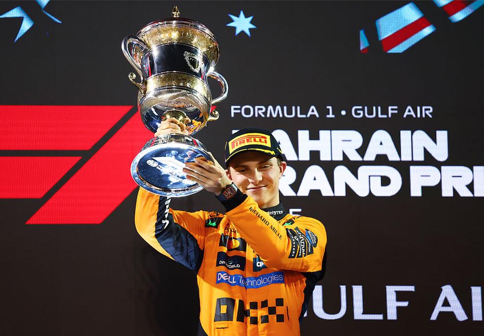 Oscar Piastri com troféu após vencer o GP do Bahrein da F1 2025