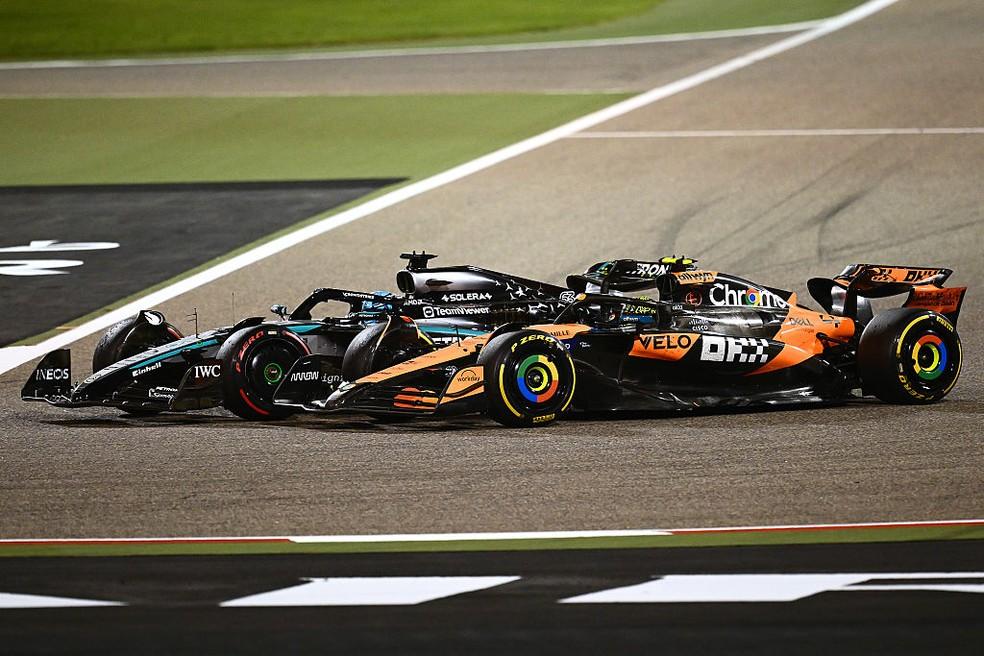 George Russell se defende de Lando Norris no fim do GP do Bahrein da F1 2025