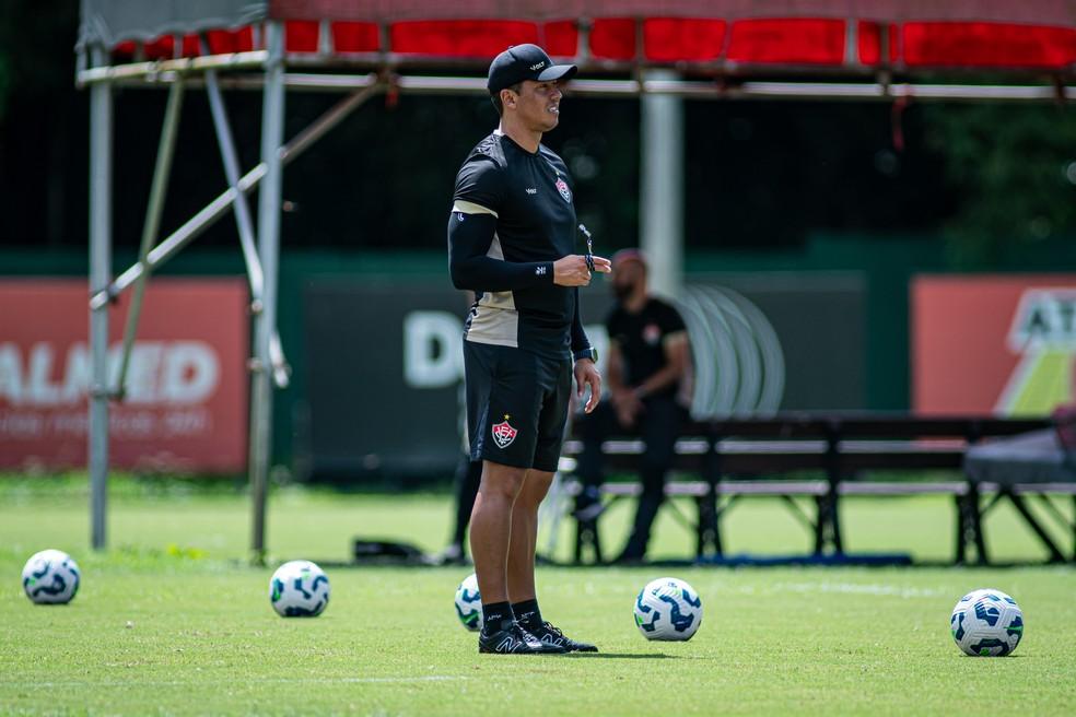Técnico Thiago Carpini no último treino do Vitória