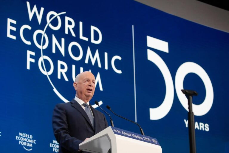 Klaus Schwab deixa cargo no Fórum Econômico Mundial após mais de 50 anos