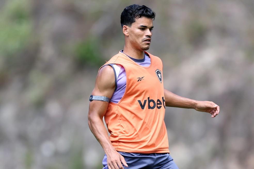 Danilo Barbosa em treino do Botafogo no Espaço Lonier
