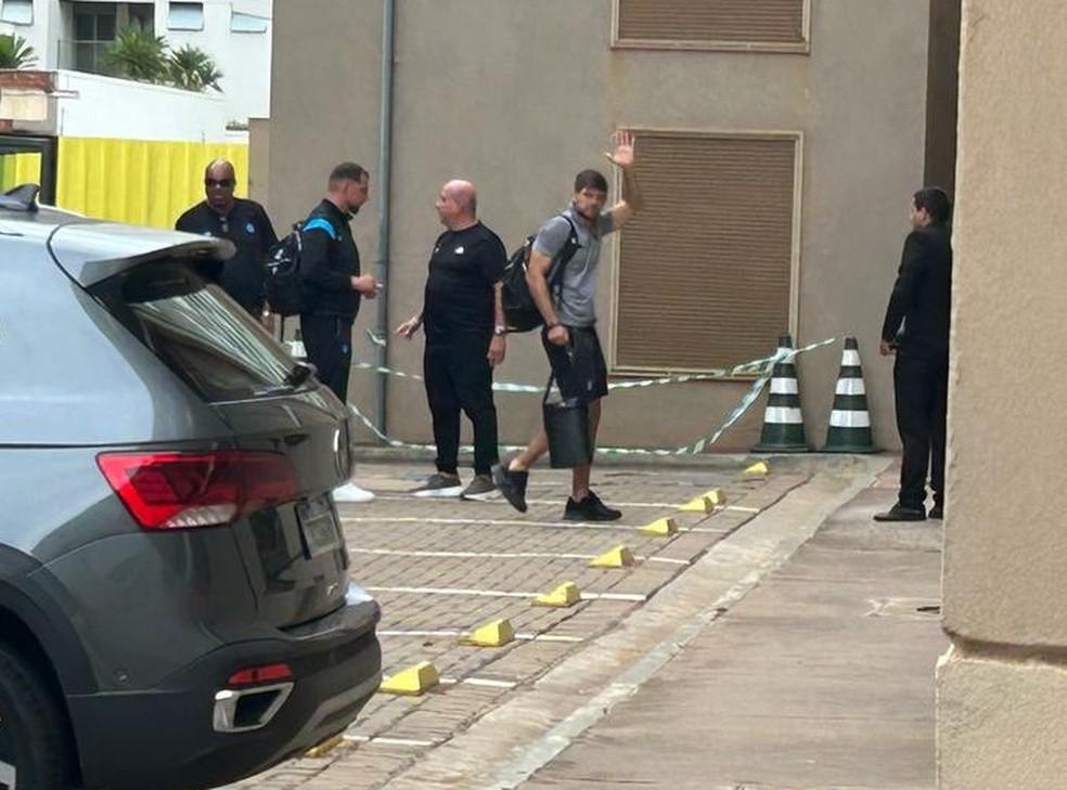 Kannemann em chegada do Grêmio a Mirassol