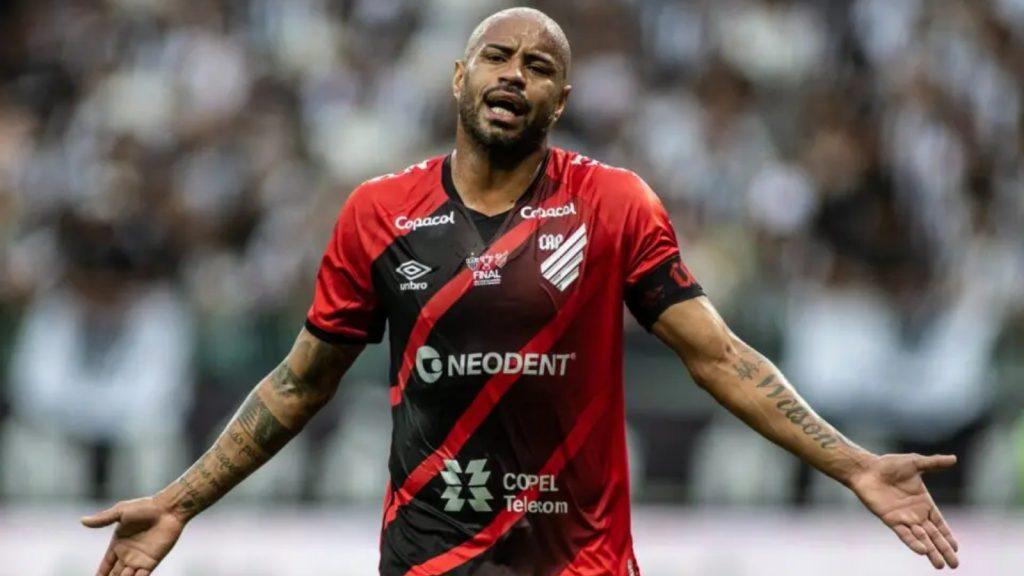 Zagueiro Thiago Heleno do Athletico-PR