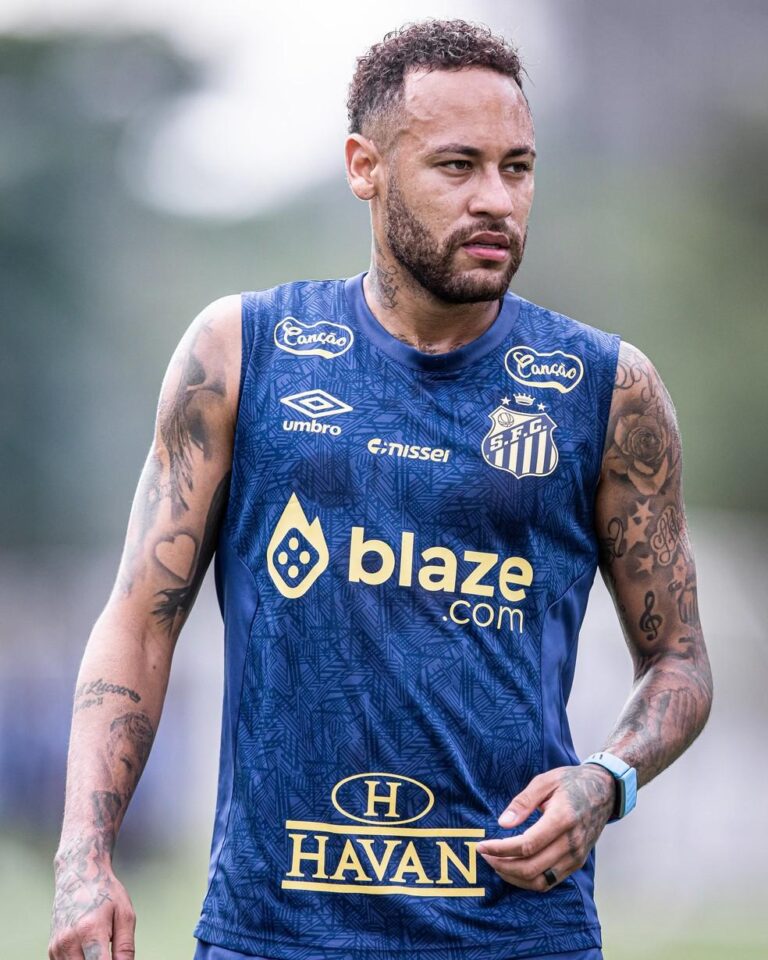O Santos se prepara para o confronto contra o Atlético-MG com Neymar de volta