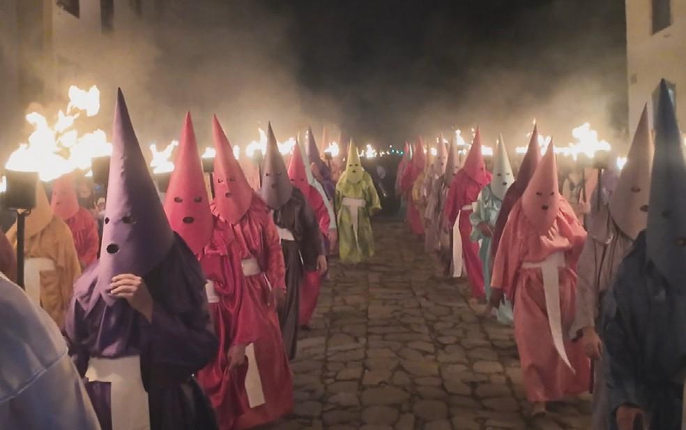 Procissão do Fogaréu celebra 280 anos com 60 farricocos e milhares de visitantes, em Goiás