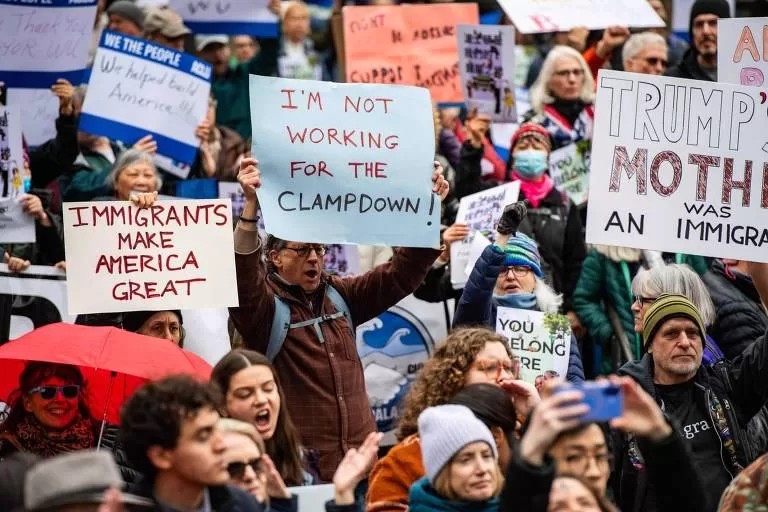 Impacto das Políticas de Trump em Framingham: Vendas caem e autodeportação cresce entre brasileiros
