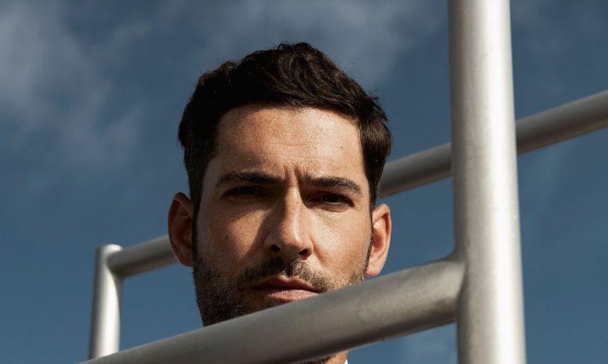 Tom Ellis em uma pose de impacto