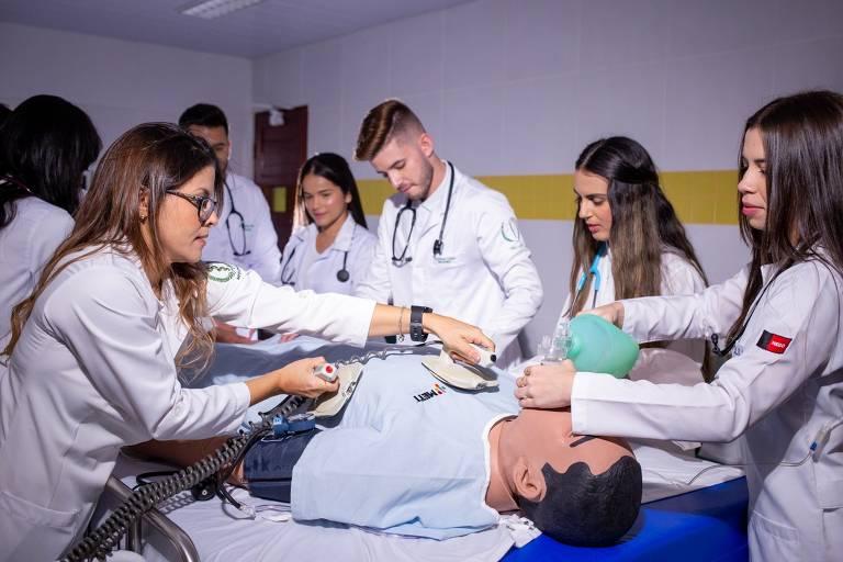Alunos de medicina em simulação médica.