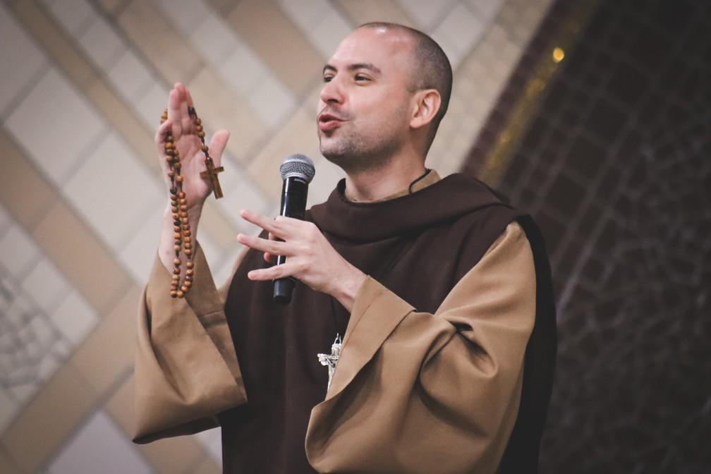 Fiéis se reunindo para rezar o Rosário na Canção Nova