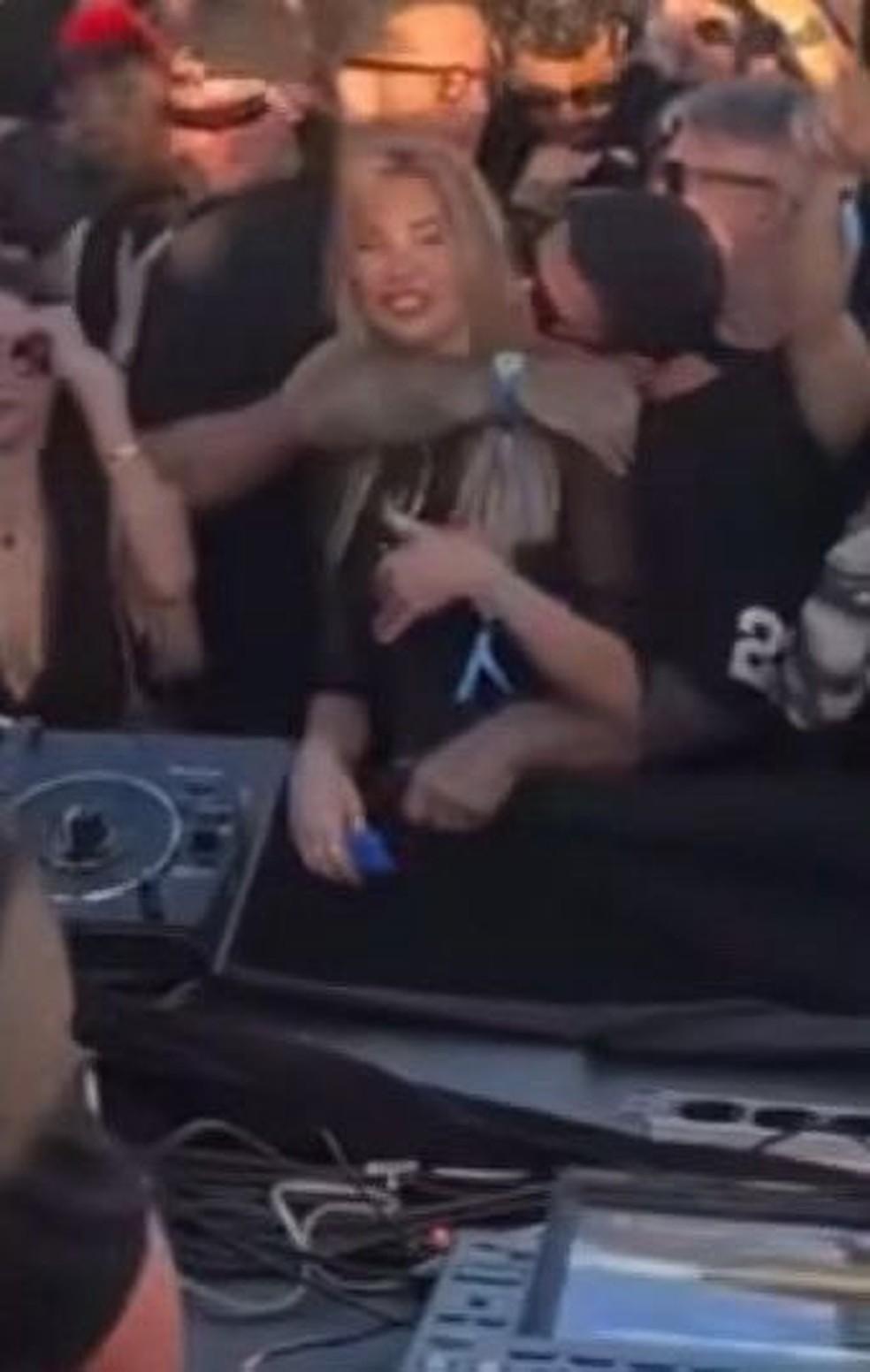 Vintage Culture ao lado de loira em show na Suíça