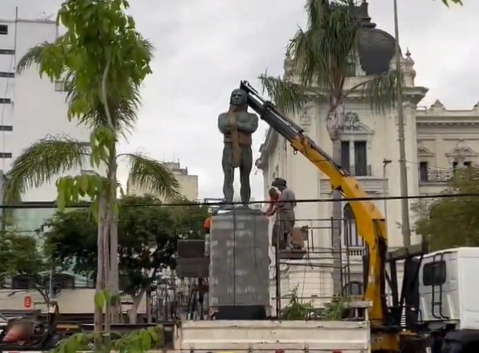 Mudança da estátua de Araribóia em Niterói