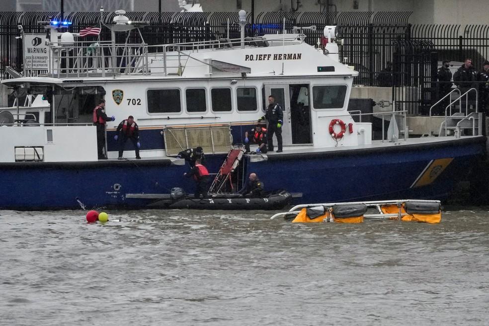 Trabalhadores de resgate e equipes de emergência atuam no local da queda de um helicóptero no rio Hudson, em Nova York, em 10 de abril de 2025 — Foto: REUTERS/Eduardo Munoz