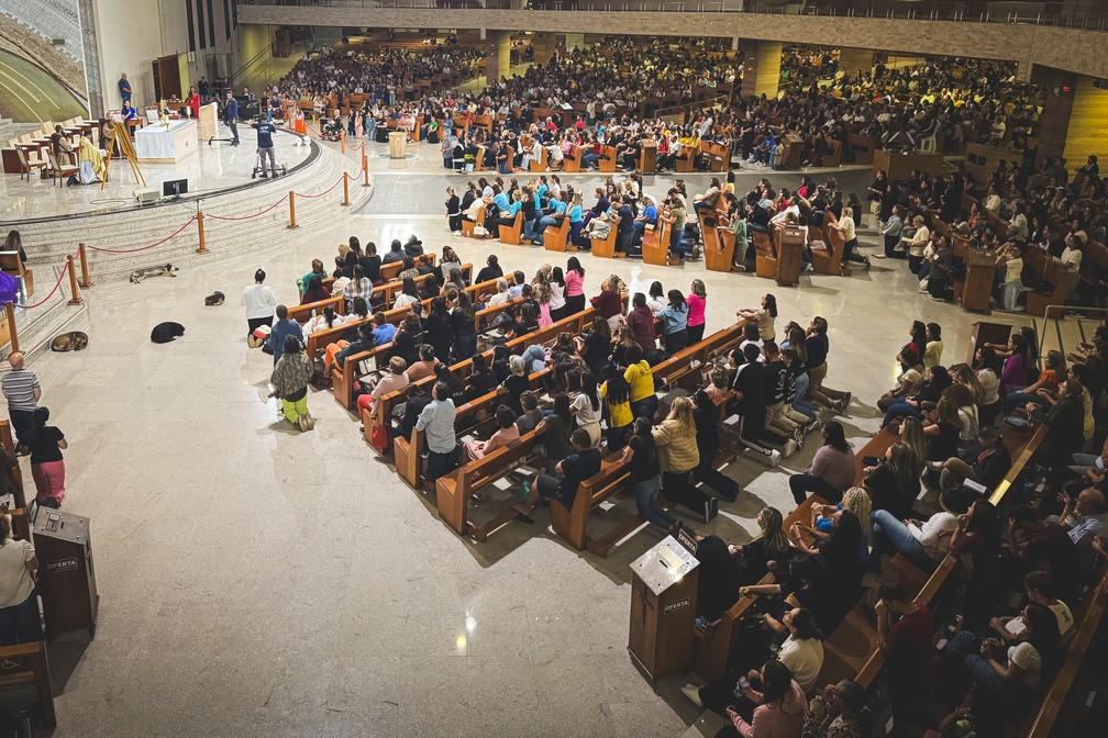 Frei Gilson liderando a oração na Canção Nova