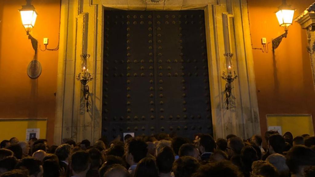 A porta onde os sevillanos despidem a Semana Santa
