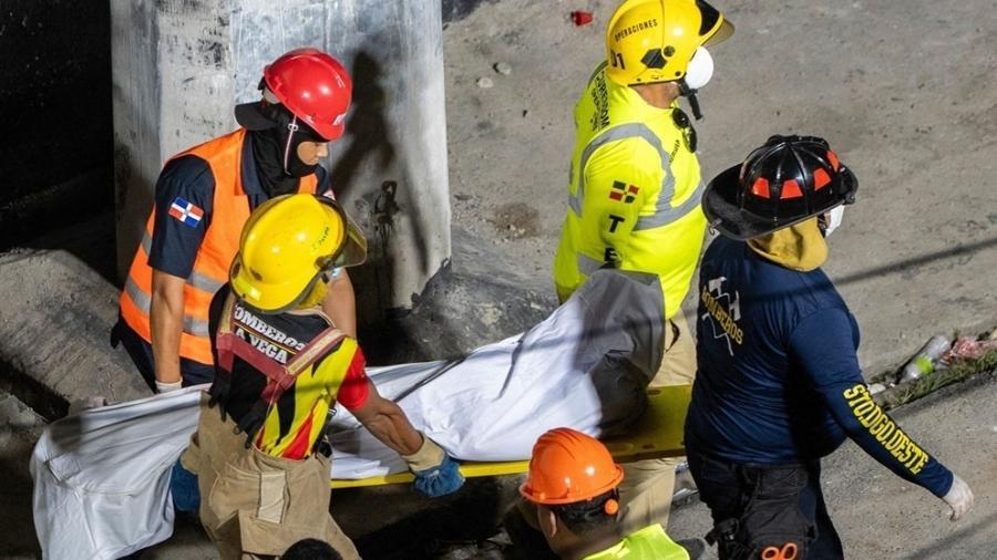 Corpo de pessoa é retirado de dentro de boate após desabamento de telhado na República Dominicana.