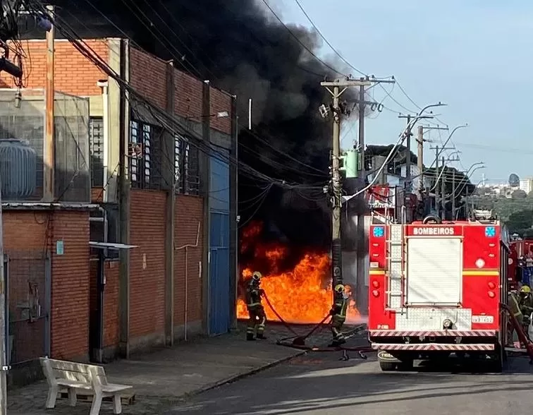 Incêndio De Grandes Proporções Destrói Pavilhão Na Empresa Tabone Em Caxias Do Sul