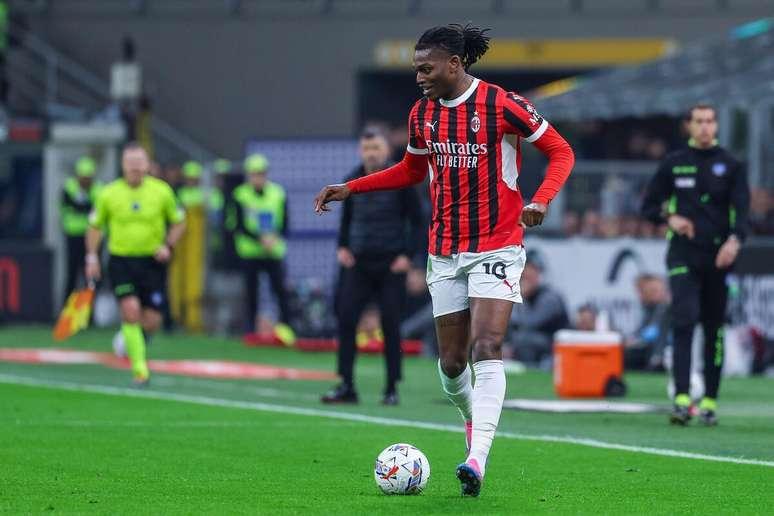 Rafael Leão (Milan) durante jogo contra a Inter de Milão, no dia 03.04.2025.