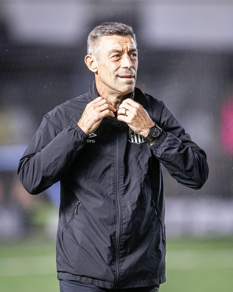 Pedro Caixinha, do Santos, contra o Bahia