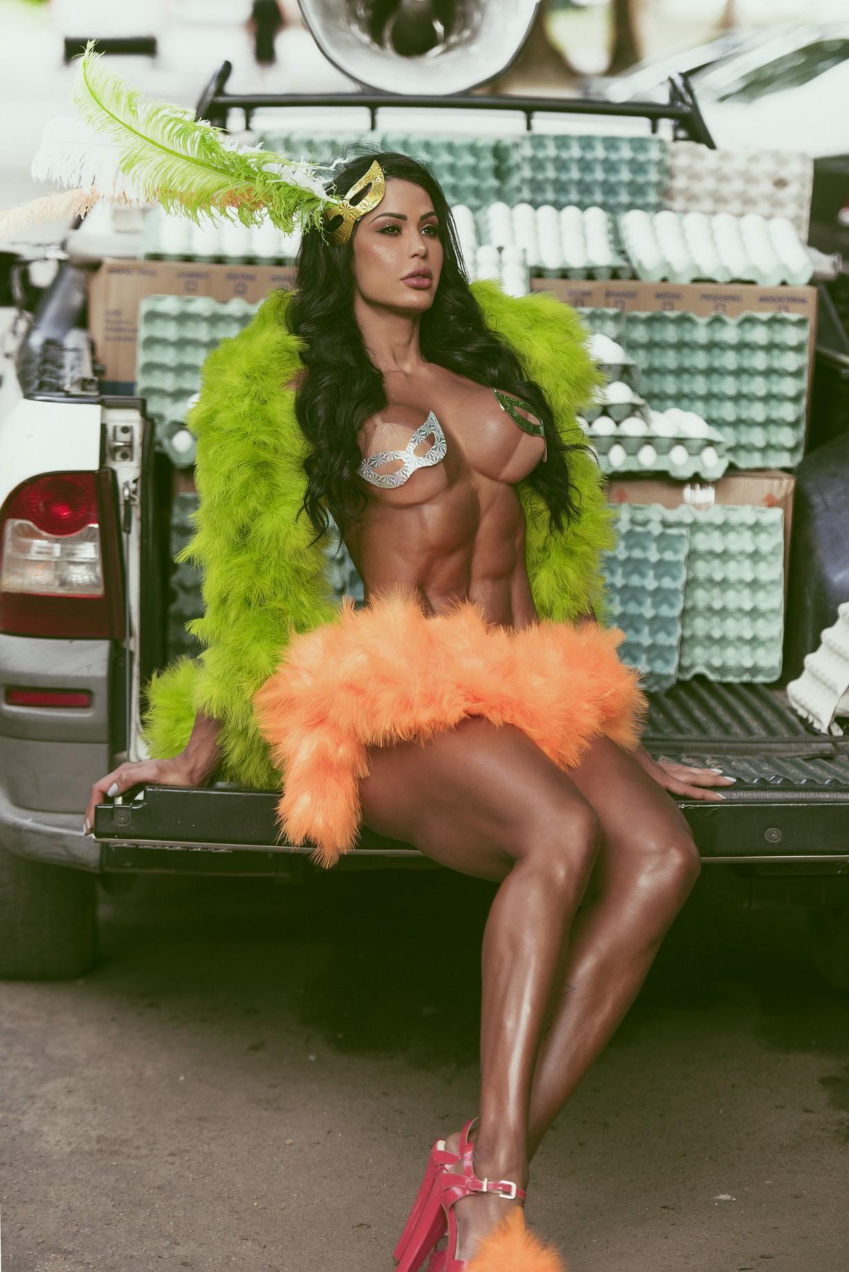 Gracyanne Barbosa em ensaio para a Canal Extra