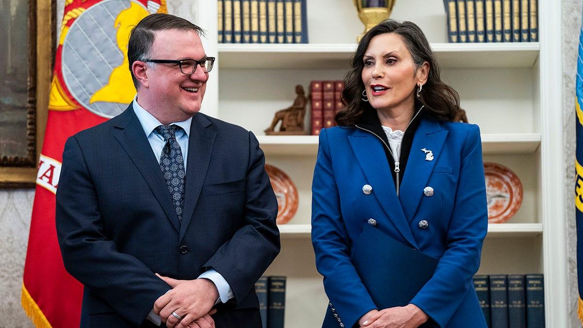Whitmer e o presidente da Assembleia da Michigan no Oval Office