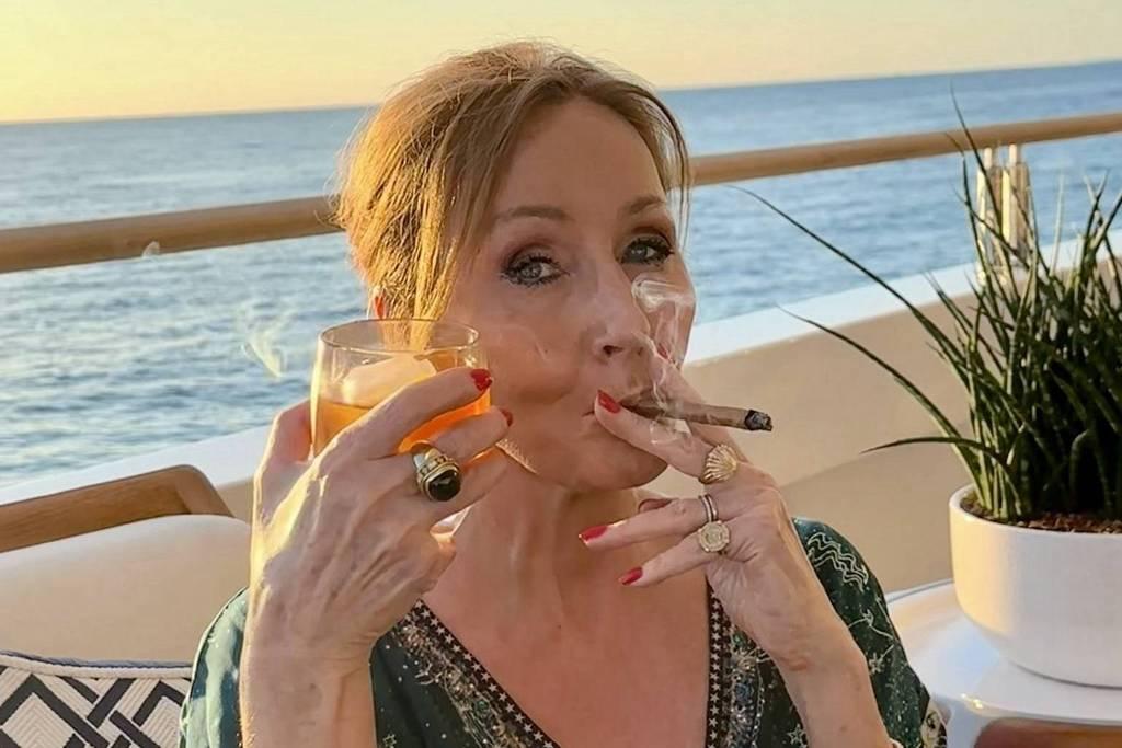 A escritora britânica J.K. Rowling celebra a decisão da Suprema Corte sobre mulheres.