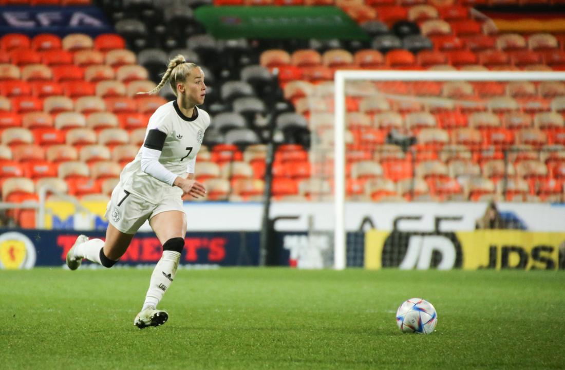 Giulia Gwinn com o DFB-Team enfrentando a Escócia na Nations League.