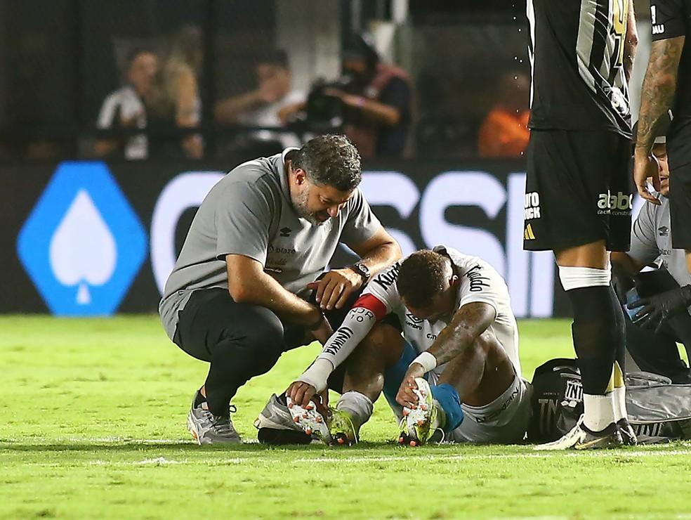 Neymar sai machucado e chorando Santos x Atlético-MG