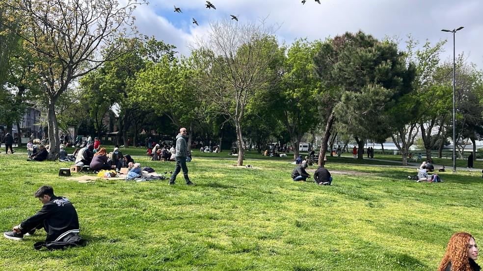 Pessoas procuram parques e locais descampados para se proteger de acidentes após terremotos em Istambul