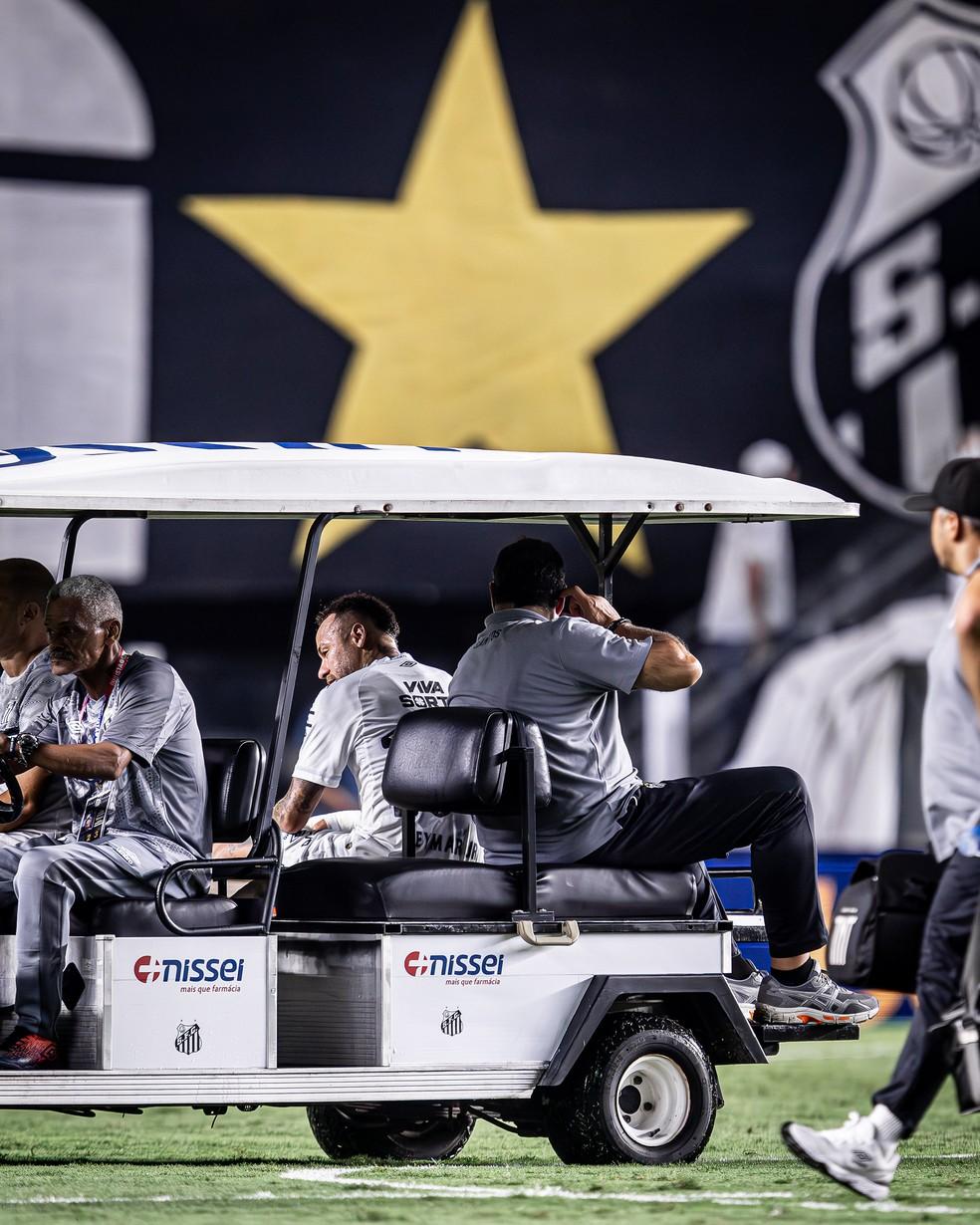 Neymar sendo substituído, novamente machucado, em Santos x Atlético-MG pelo Campeonato Brasileiro