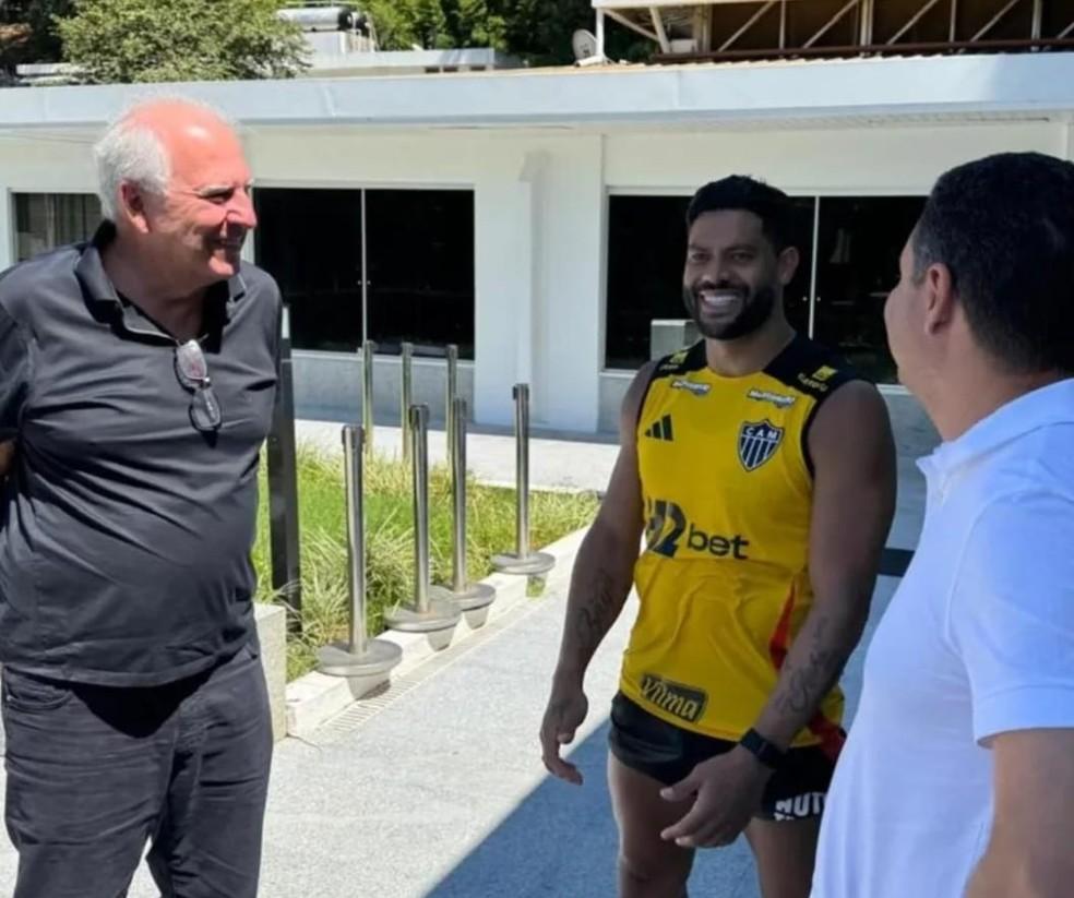 Rubens Menin e Hulk durante treino do Atlético-MG