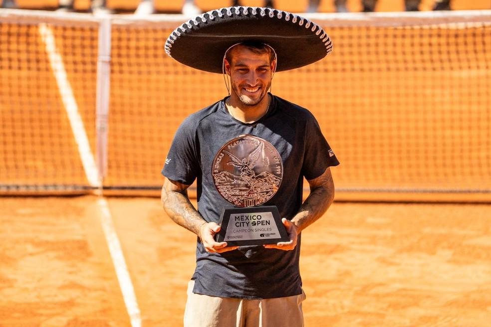 Felipe Meligeni com o troféu do Challenger 125 da Cidade do México