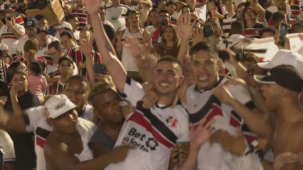 Thiago Galhardo com a torcida do Santa Cruz, após vitória sobre o Treze, na estreia da Série C