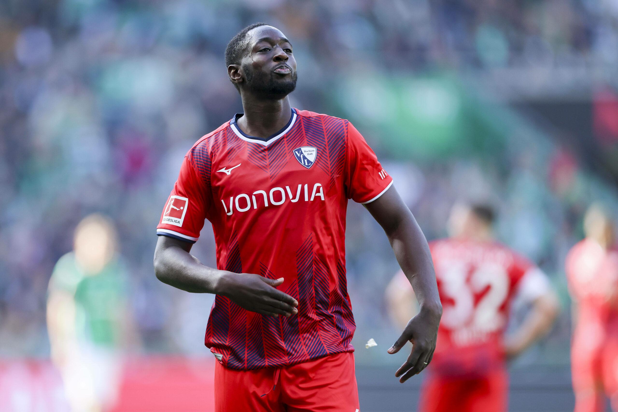 Ibrahima Sissoko recebe cartão amarelo em Bremen