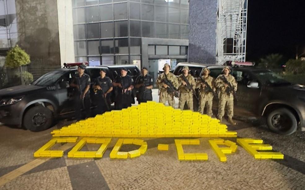 Meia tonelada de cocaína apreendida pela polícia escondida dentro de avião em Goiás