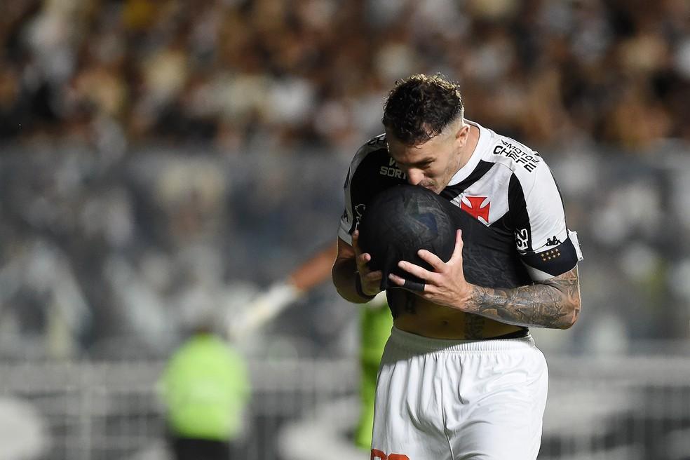 Vegetti comemora gol do Vasco contra o Puerto Cabello com a bola na barriga — Foto: André Durão
