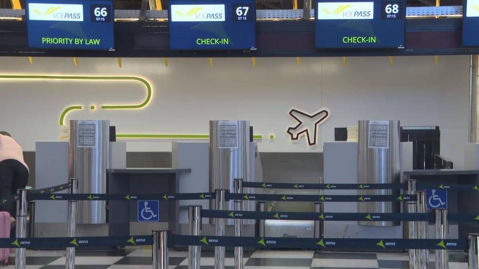 Balcão de atendimento da Voepass vazio no Aeroporto de Congonhas