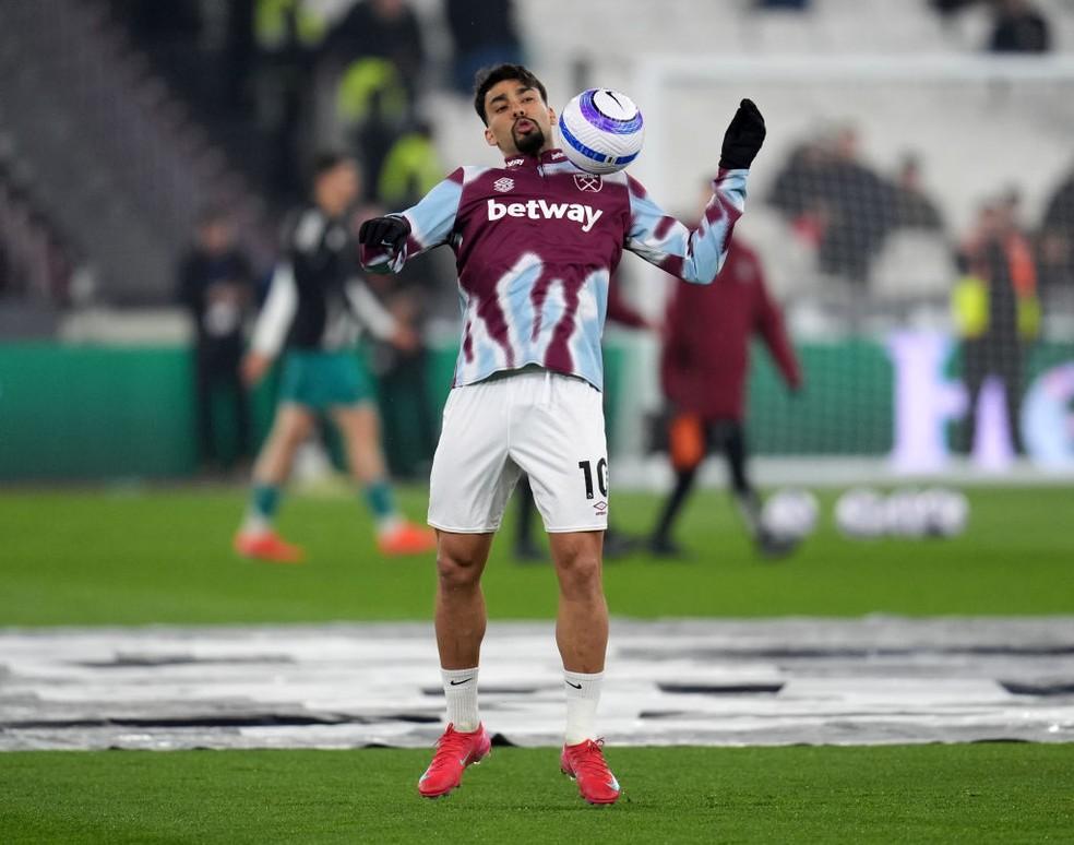 Lucas Paquetá no aquecimento para a partida contra o Newcastle