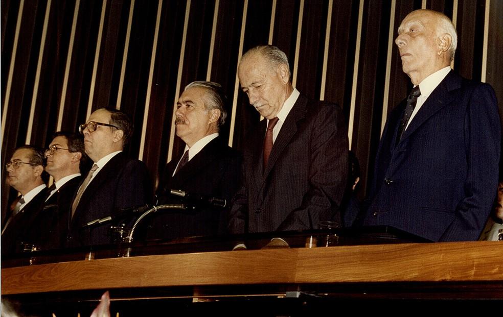 José Sarney toma posse após morte de Tancredo Neves