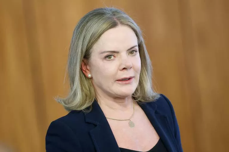 A revisão de penas dos participantes dos atos de 8 de janeiro: Gleisi Hoffmann tenta acalmar relações com o STF