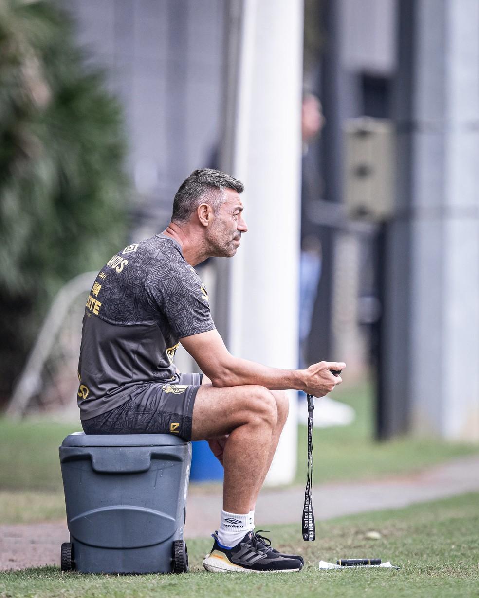 Técnico do Santos, Pedro Caixinha, em jogo-treino contra o Água Santa no CT Rei Pelé