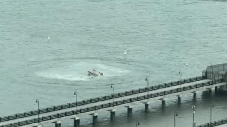 Helicóptero cai no rio Hudson em Nova York e deixa mortos e feridos